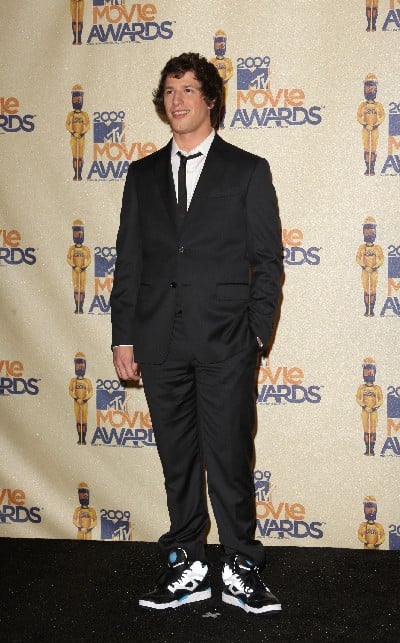 http://www.theshoesnobblog.com/wp-content/uploads/2013/08/bb838-andy_samberg_wears_sneakers_his_suit_at_2009_mtv_movie_awards_bluefly_blog_flypaper-400.jpg?w=186